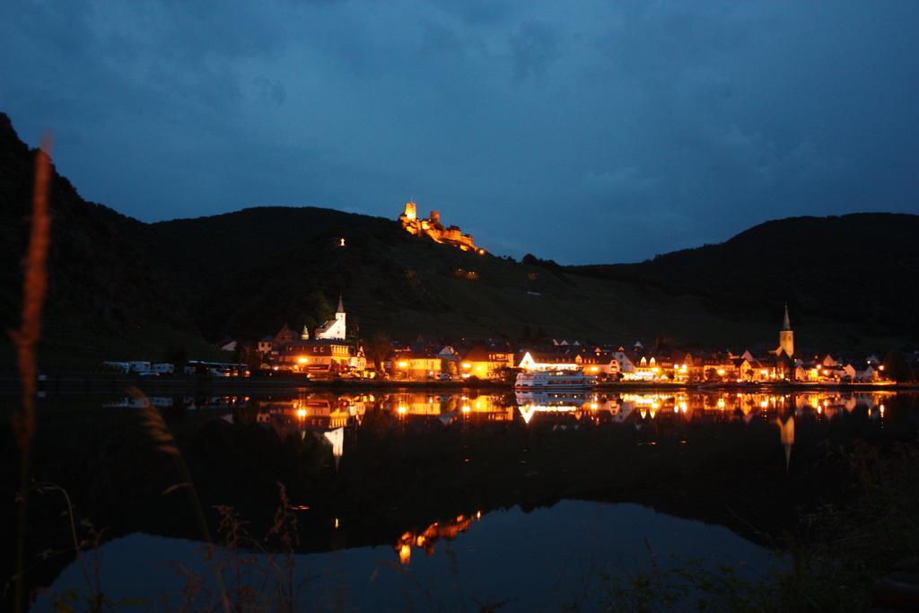 Gaestehaus Burgberg, Weinhaus Fries Kattenes Exteriör bild
