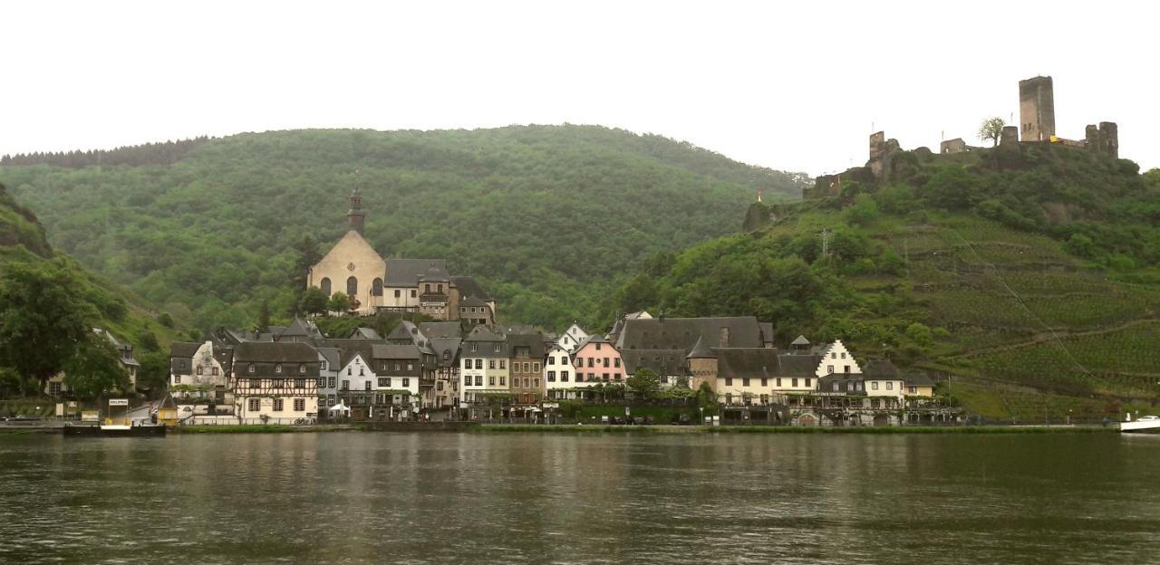Gaestehaus Burgberg, Weinhaus Fries Kattenes Exteriör bild
